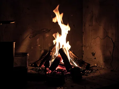 Firelight as only room illumination