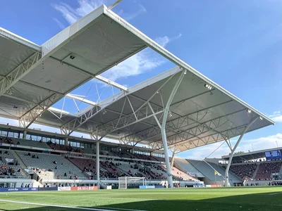 Stadium cantilever roof