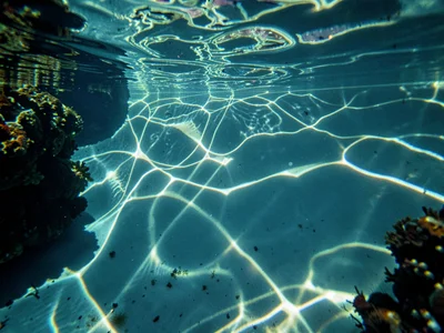 Soft gradient caustics in deep still cenote water
