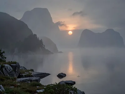 Sun disk visible through moderate mist depth