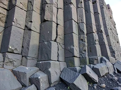 Column formation showing cooling crack origin