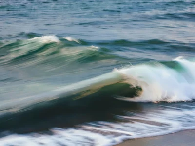 Wave energy visible in blur intensity