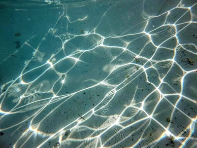 Caustic light stretched into streaks by current flow