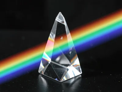 Single prism splitting white light into clean spectrum