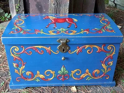 Rosemaling decorated wooden chest — blue-painted lid with scrolling acanthus vin