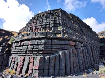 Column weathering showing onion-skin layers