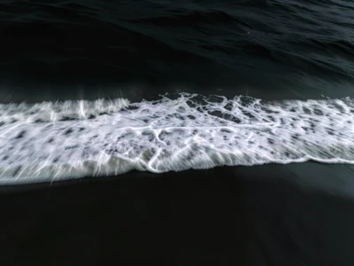 Dark sea becoming white foam band