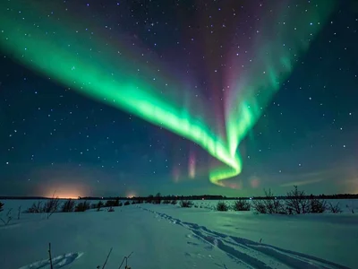 Arc aurora along northern horizon for hours