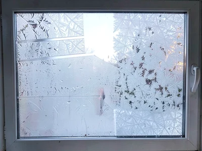 Multiple frost zones on single pane