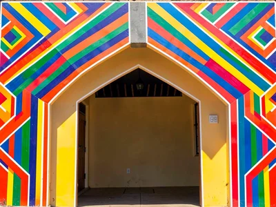 Painted entrance arch — overhead arch stripes meeting at keystone, frontal view