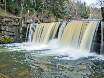 Weir overflow as smooth curtain