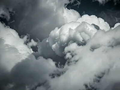 Cloud formation with ambiguous orientation creating abstract field