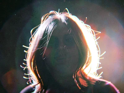 Hair backlit showing chromatic glow