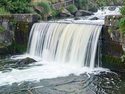 Weir overflow as smooth curtain