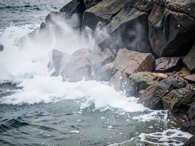 Rock pool edge with spray