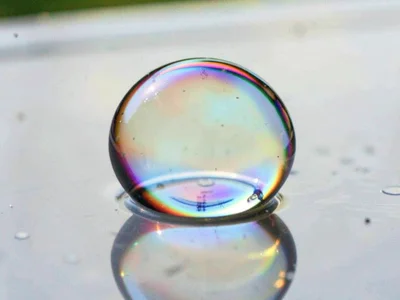 Bubble bouncing on film surface