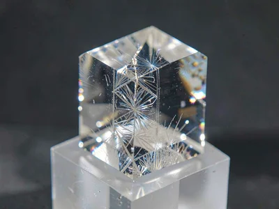 Single crystal showing internal plane reflections