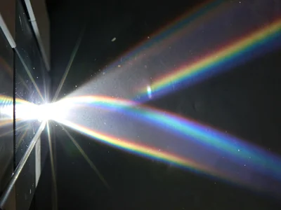 Window lead channeling light into spectral streams