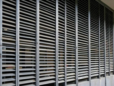 Louver screen pattern depth