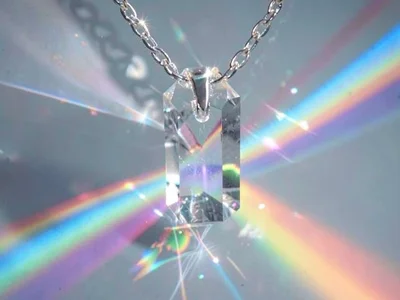 Single crystal pendant creating focused spectrum beam