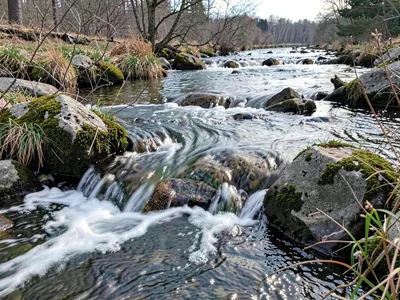 Obstacle creating downstream pattern