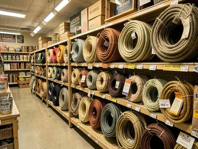Rope display, coiled by thickness, sold by the foot, the variety of cordage need