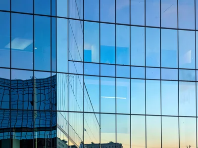 Building reflecting clear gradient without clouds