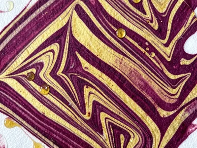 Bold gel-git marbling pattern, alternating thick stripes of burgundy and gold ra
