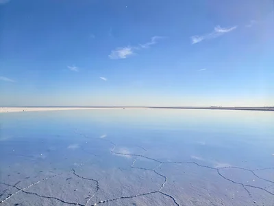 Clear sky reflection creating pure gradient field