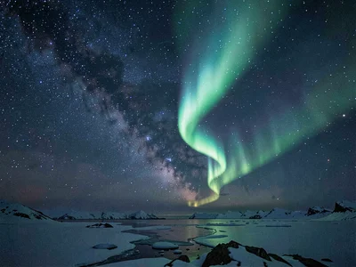 Aurora mixing with Milky Way in dark sky