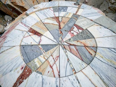 Marble vein in cut face showing natural pattern