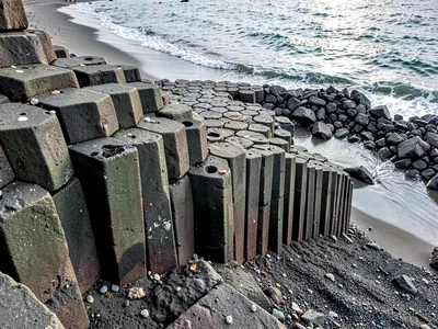 Hexagonal columns at Reynisfjara beach in row