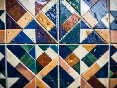 Geometric pattern transition zone between two designs