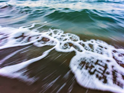 Foam pattern tracing current in blur