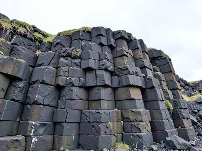 Column formation showing cooling crack origin