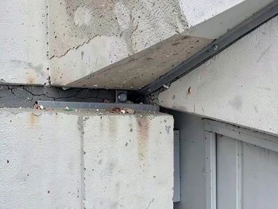 Expansion joint between buildings