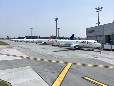 Airplanes queued on taxiway