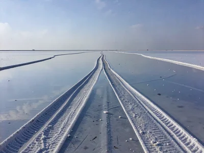 Tire tracks reflecting showing direction both ways