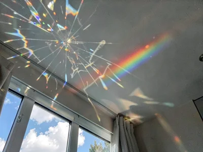 Spectrum bleeding across ceiling from window crystal