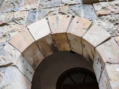 Stone arch voussoir arrangement