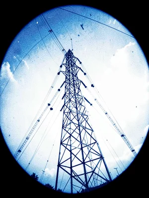 A radio transmission tower with dozens of arc bands from a full-year exposure