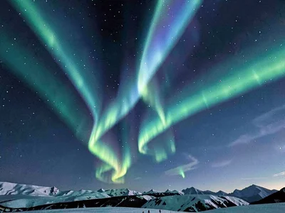 Multiple curtain bands arranged across sky
