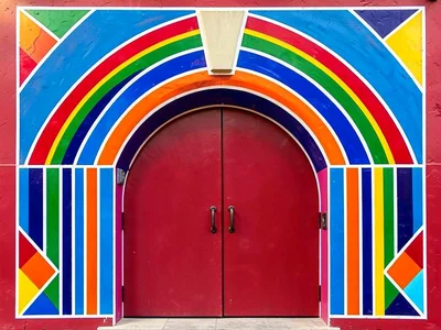 Painted entrance arch — overhead arch stripes meeting at keystone, frontal view