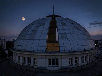 Dome slit aligned with visible planet at twilight
