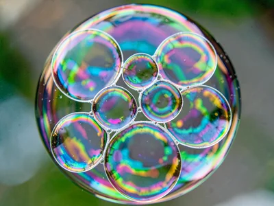 Multiple bubbles clustering creating pattern
