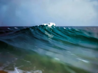 Single wave crest as white line