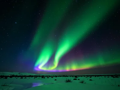 Blue-violet aurora band at low altitude, nitrogen emission close to horizon, rar