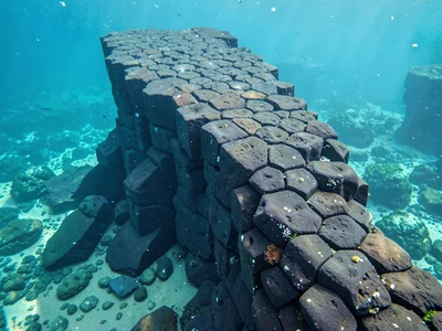 Column pattern continuing underwater visible through clear water