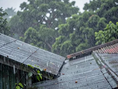 Rain on corrugated roof sound visible