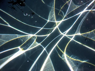 Caustic energy visualized in pattern